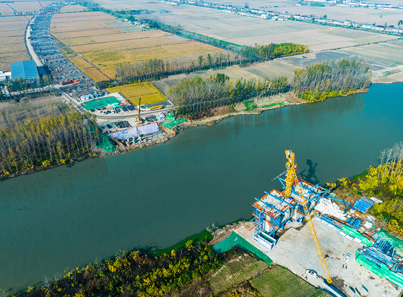 3、跨通榆河特大橋東主墩下部結(jié)構(gòu)施工結(jié)束，并完成制箱梁節(jié)段2個(gè)；西主墩樁基全部完成，即將開始承臺施工.jpg