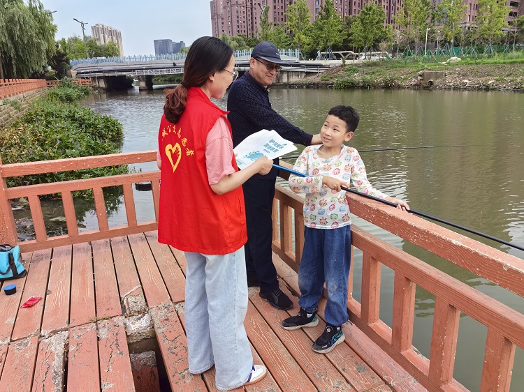 7月19日，三分公司黨支部組織黨員志愿者走進金水灣社區(qū)開展以“志愿服務進社區(qū)  護河愛水齊參與”為主題的環(huán)境保護志愿服務活動，用實際行動幫助社區(qū)做好轄區(qū)內河道的環(huán)境衛(wèi)生整治工作。4.jpg