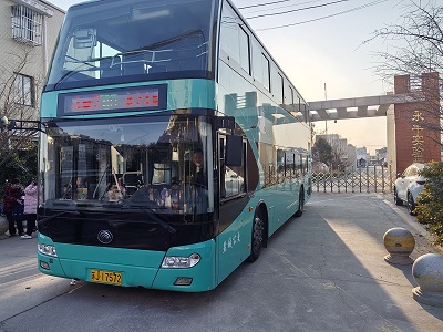 車輛放學(xué)后?？吭谟镭S實驗學(xué)校門口.jpg