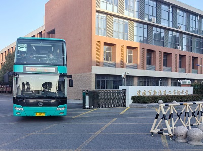車輛放學(xué)駛出新洋第二實驗學(xué)校.jpg