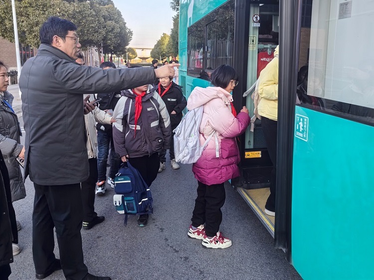 新洋第二實驗學(xué)校祝校長引導(dǎo)學(xué)生上車.jpg